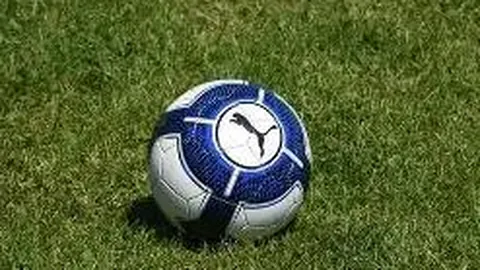 英超最新战报：阿森纳笑傲群雄，领先7分稳居榜首，曼联强势逆袭冲入前五，热刺排名跌入前十危机！